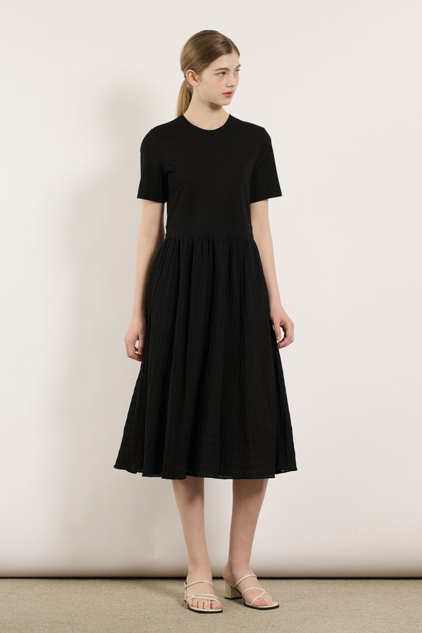 [25SU] 반팔 세트 원피스 - BLACK B5M3O60399는 여름철 일상과 데일리룩에 모두 잘 어울리는 여성용 반팔 원피스입니다. 부드러운 레이온, 폴리에스터, 나일론, 면 혼방 소재로 제작되었으며, 얇은 두께와 A라인 플레어핏으로 우아하고 세련된 무드를 연출합니다. 허리 셔링 디테일과 다리가 길어 보이는 실루엣이 돋보이며, 세트로 구성되어 활용도를 높였습니다.
