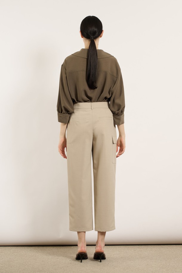 [25SU] 사이드 포켓 스트레이트 팬츠 - M BEIGE는 부드러운 촉감과 여유로운 핏으로 편안하게 착용 가능한 여성용 스트레이트 팬츠입니다. M BEIGE와 NAVY 두 가지 색상으로 출시되었으며, 여름철 일상복으로 활용하기 좋습니다. 사이드 포켓 디테일이 돋보이며 다리 라인을 길어 보이게 연출하여 다양한 체형에 잘 어울립니다.
