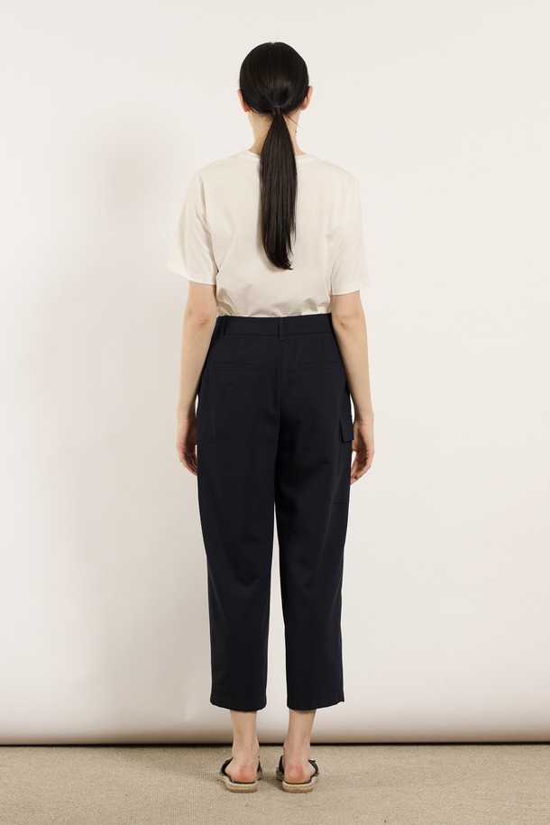 [25SU] 사이드 포켓 스트레이트 팬츠 - NAVY B5M4P33455는 부드러운 촉감과 뛰어난 형태 유지력을 자랑하는 여성용 스트레이트핏 팬츠입니다. 폴리에스터, 레이온, 폴리우레탄, 아크릴, 모 혼방 소재로 제작되어 편안한 착용감을 선사하며, 데일리, 캐주얼, 세미캐주얼 등 다양한 스타일에 활용하기 좋습니다. 양쪽 사이드 포켓 디테일과 세련된 실루엣이 돋보이는 베이직한 디자인으로, 여름 시즌에 시원하게 즐길 수 있는 긴 기장의 네이비 색상 팬츠입니다.
