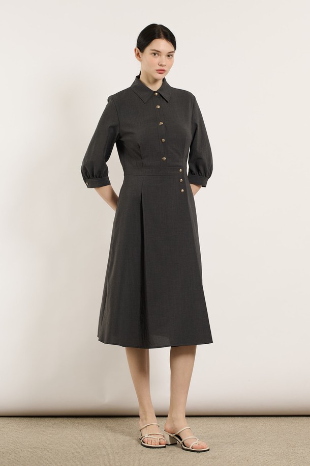 [25SU] 버튼 포인트 포멀 원피스 - CHARCOAL GRAY B5M4O63498은 차콜 그레이 색상의 폴리에스터 소재 포멀 원피스입니다. 7부 소매에 차이나칼라 디자인, A라인 치마, 버튼 디테일이 돋보이며, 어깨선과 허리 라인을 강조하여 클래식하고 포멀한 무드를 연출합니다. 얇은 두께감과 안감으로 여름철 오피스룩, 하객패션, 격식 있는 자리에 적합합니다.
