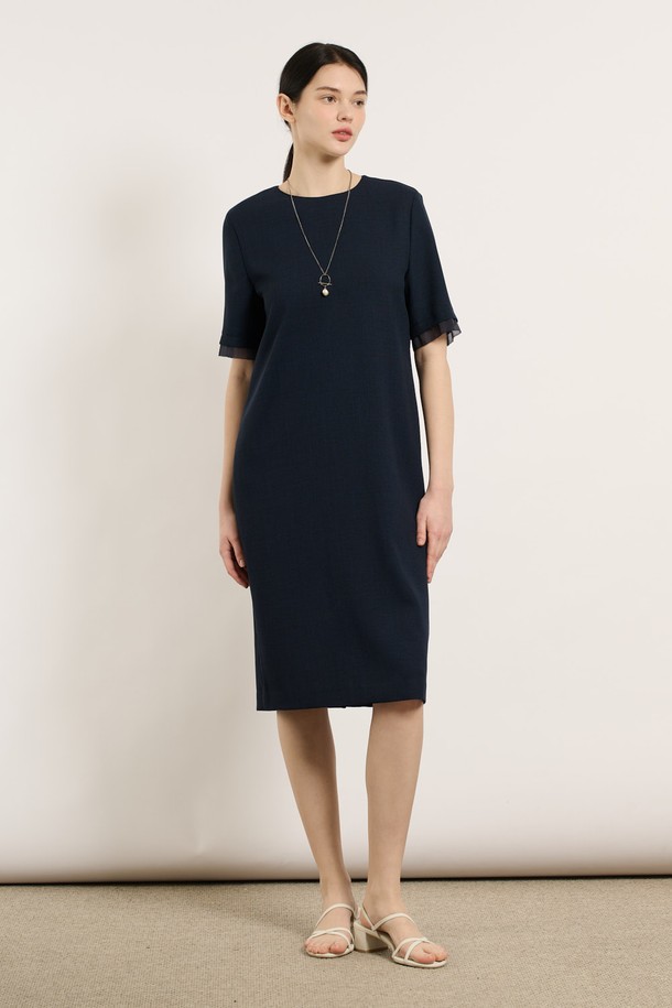 [25SU] 쉬어 소매 스트레이트 원피스는 네이비 색상의 폴리에스터 소재로 제작되었으며, 여름 시즌에 어울리는 여성용 스트레이트 원피스입니다. 우아하고 세련된 무드를 연출하며, 쉬어 소매 디테일과 깔끔한 실루엣이 특징입니다. 격식 있는 모임이나 데일리룩으로 활용하기 좋고, 라운드넥 디자인에 안감이 있어 편안하게 착용할 수 있습니다.
