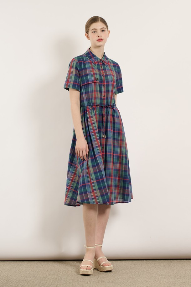 [25SU] 스트링 체크 반소매 원피스 - GREEN 색상으로, 세련되고 자연스러운 무드를 연출합니다. 면 소재의 체크 패턴이 돋보이며, 허리 스트링 디테일과 무릎 아래 기장으로 잘록한 핏을 선사하는 여성용 반소매 원피스입니다. 칼라 네크라인과 소매 끝단 버튼, 안감 디자인으로 일상 또는 특별한 자리에도 잘 어울립니다.
