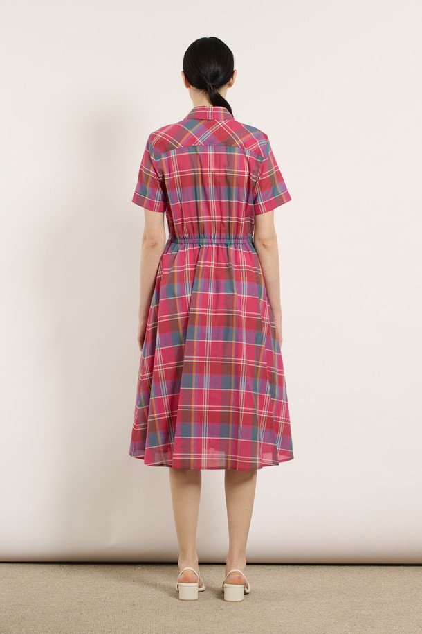 여성스러운 무드를 연출하는 [25SU] 스트링 체크 반소매 원피스는 핑크 컬러와 체크 패턴이 돋보이는 아이템입니다. 부드러운 면 소재로 제작되었으며, 허리 스트링 디테일과 여유로운 핏으로 편안하게 착용할 수 있습니다. 안감은 면 100%로 제작되었고, 버튼업 디자인으로 스타일리시한 데일리룩을 완성해보세요.
