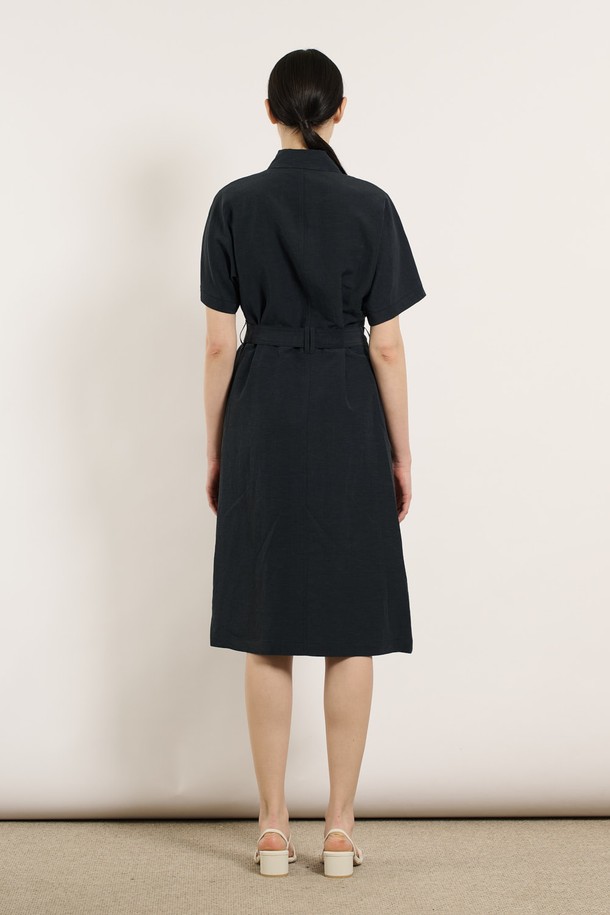 [25SU] 투포켓 린넨 벨티드 원피스 - DARK NAVY B5M4O62856은 린넨, 레이온, 폴리에스터 혼방 소재로 제작된 여성용 여름 원피스입니다. 다크 네이비 색상의 무지 패턴이며, 셔츠칼라와 반소매 디자인으로 클래식한 무드를 연출합니다. 두 개의 포켓과 벨트, 버튼 디테일이 돋보이며, 어깨와 소매 부분의 여유로운 디자인과 자연스럽게 흐르는 실루엣이 특징인 레귤러핏 원피스입니다.
