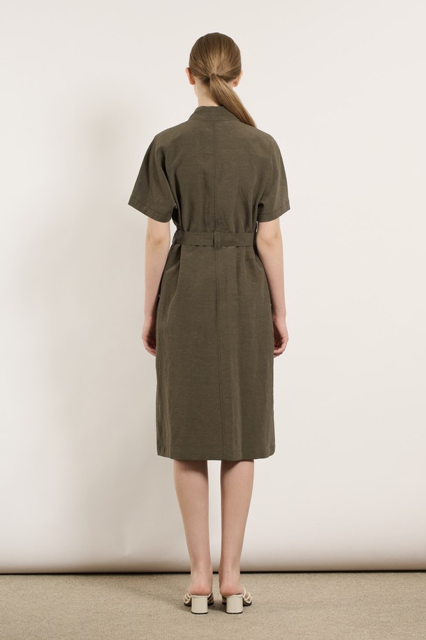[25SU] 투포켓 린넨 벨티드 원피스는 여름 시즌에 어울리는 카키 색상의 H라인 벨티드 원피스입니다. 마, 레이온, 폴리에스터 혼방 소재로 제작되어 부드러운 촉감을 느낄 수 있으며, 슬림핏 디자인으로 여성스러운 실루엣을 연출합니다. 셔츠칼라와 반소매, 더블 포켓 디테일, 벨트 세트 구성으로 일상복은 물론 포멀한 스타일에도 활용하기 좋습니다.
