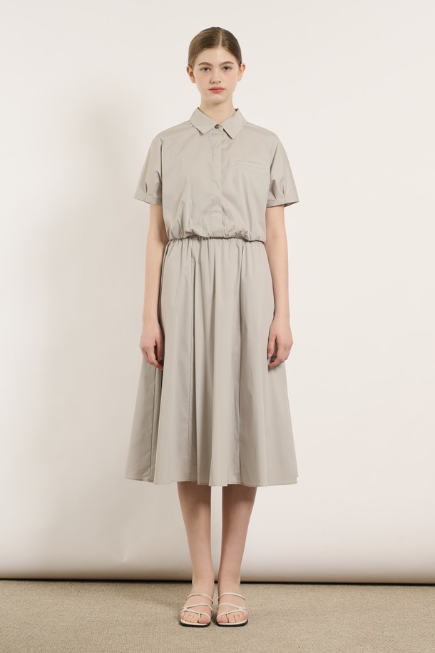 [25SU] 셔링 웨이스트 원피스는 라이트 그레이 색상의 여성용 A라인 플레어 원피스입니다. 부드러운 면, 나일론, 폴리우레탄, 폴리에스터 혼방 소재로 제작되었으며, 얇은 두께로 여름철에 시원하게 착용 가능합니다. 셔링 디테일과 웨이스트 라인 강조로 우아하고 여성스러운 실루엣을 연출하며, 라운드넥 디자인과 반소매, 안감으로 일상에서 편안하게 입을 수 있는 루즈핏 원피스입니다.
