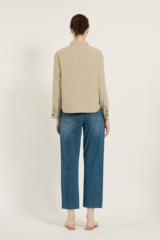 [25SU] 린넨 싱글 셔츠형 자켓은 얇은 두께의 면, 린넨 혼방 소재로 제작되어 여름철에도 시원하고 편안하게 착용할 수 있습니다. 베이지 색상의 루즈핏 셔츠자켓 스타일로, 미니멀하고 베이직한 무드를 연출하며 일상에서 활용하기 좋습니다. 앞면 포켓과 고급스러운 버튼 디테일이 더해졌으며, 우수한 환기성으로 쾌적함을 유지해 줍니다.
