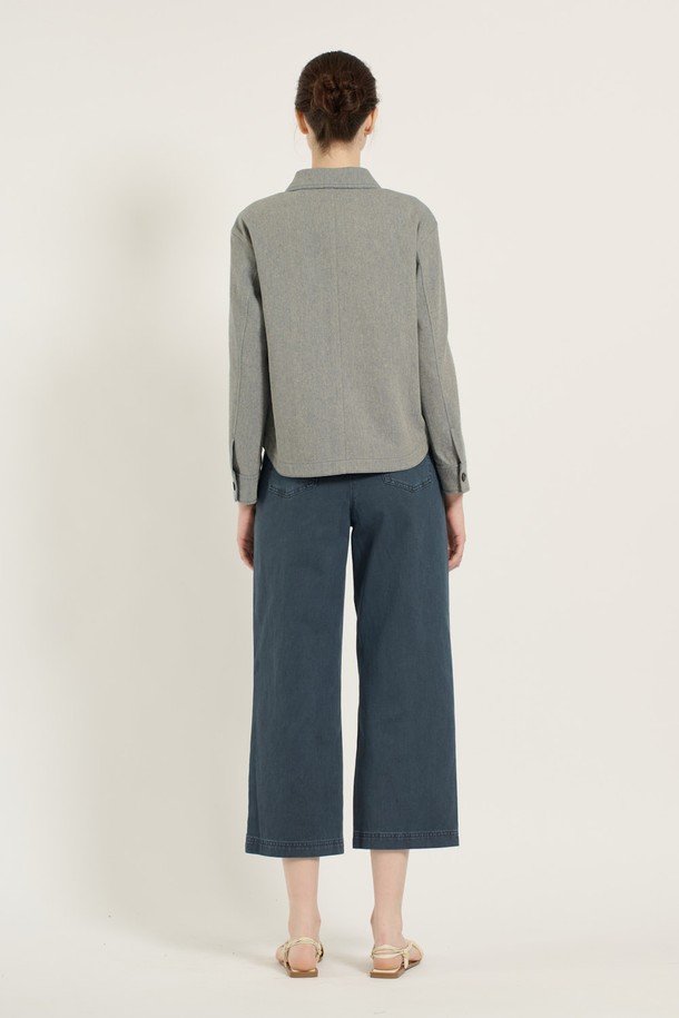 [25SU] 린넨 싱글 셔츠형 자켓은 넉넉한 포켓 디테일과 자연스러운 실루엣이 돋보이는 여성용 아우터입니다. 다크 블루 색상의 루즈핏 셔츠자켓으로, 면과 린넨 혼방 소재를 사용하여 얇고 시원한 착용감을 제공하며 여름철 데일리 및 실내 활동에 적합합니다. 무지 패턴의 긴소매 디자인으로 다양한 스타일링이 가능합니다.
