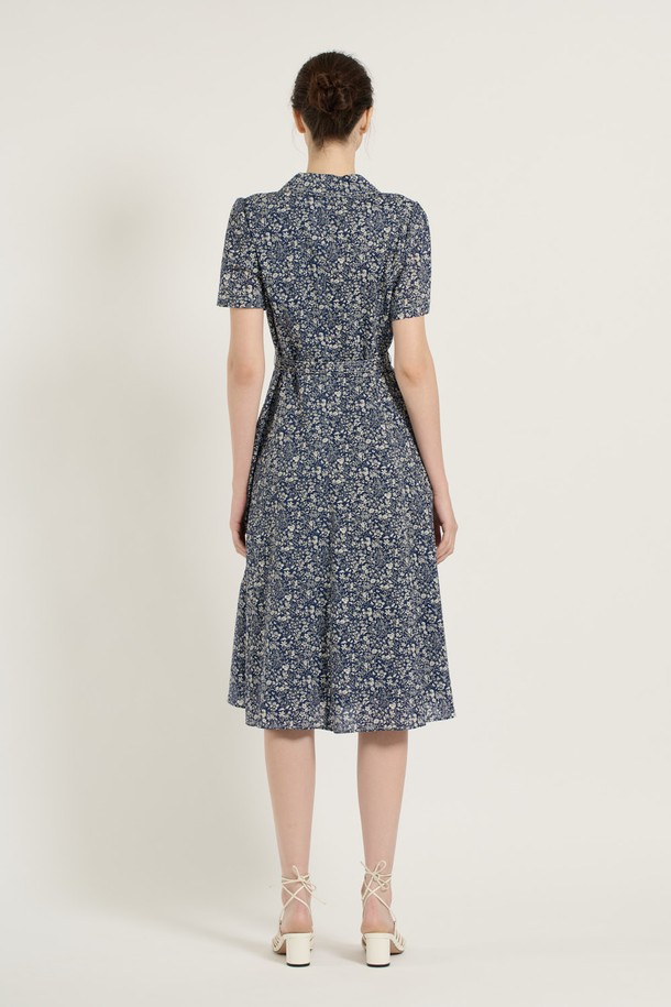 [25SU] A라인 원피스는 여성스러운 실루엣을 연출하는 A라인 디자인의 네이비 및 그린 컬러 원피스입니다. 면과 폴리에스터 혼방 소재에 플라워 패턴이 더해져 우아하고 클래식한 분위기를 자아내며, V넥 라인과 허리 라인 강조 디자인으로 세련된 핏을 선사합니다. 반소매 기장과 안감, 단추 디테일, 소매 끝 섬세한 마감 처리로 여름철 일상에서 편안하고 스타일리시하게 착용할 수 있습니다.
