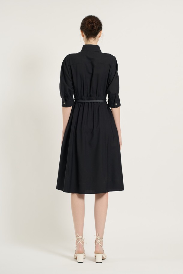 [25SU] 벨티드 울 원피스는 모 100% 소재로 제작되어 부드러운 촉감과 뛰어난 보온성을 자랑합니다. 클래식한 디자인과 우아한 A라인 실루엣이 돋보이며, 허리 벨트와 전면 버튼 디테일로 여성스러운 매력을 더했습니다. 네이비와 베이지 두 가지 컬러로 출시되어 데일리룩부터 특별한 날까지 폭넓게 활용할 수 있는 사계절 원피스입니다.
