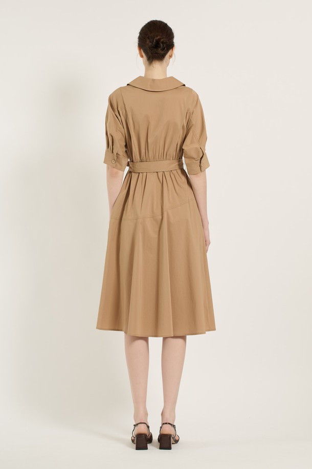 [25SU] 허리 스모킹 원피스 - M BEIGE B5B4I68172는 여성 고객을 위한 여름 원피스입니다. 부드러운 촉감의 면, 나일론, 폴리우레탄 혼방 소재로 제작되었으며, 허리 스모킹 디테일과 A라인 스커트가 클래식하고 우아한 분위기를 자아냅니다. 중간 소매 기장으로 팔 라인이 가늘고 길어 보이는 효과를 주며, 데이트룩, 카페룩, 모임룩 등 다양한 TPO에 어울립니다. 미니멀하고 로맨틱한 스타일을 연출하기 좋으며, 다양한 스타일의 구두와 매치하여 개성 있는 스타일을 완성할 수 있습니다.
