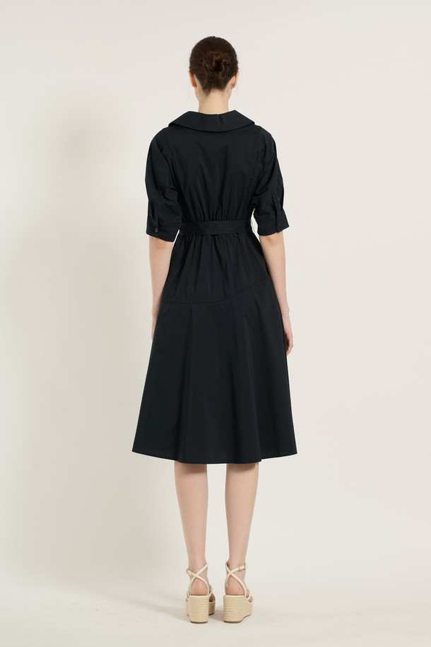 세련된 스타일을 연출하는 [25SU] 허리 스모킹 원피스 - 네이비입니다. 부드러운 면, 나일론, 폴리우레탄 혼방 소재로 제작되어 편안한 착용감을 선사합니다. 허리 스모킹 디테일과 허리 끈이 더해져 우아하고 여성스러운 실루엣을 강조하며, A라인 플레어 스커트가 자유로운 움직임을 돕습니다. 무릎 아래 기장의 슬림핏 브이넥 디자인으로 데이트룩, 카페룩, 모임룩 등 다양한 TPO에 활용 가능하며, 클래식, 미니멀, 로맨틱 스타일을 즐겨 입는 여성분들께 추천합니다. 얇은 두께감의 반소매 디자인으로 여름철 시원하게 착용할 수 있습니다.
