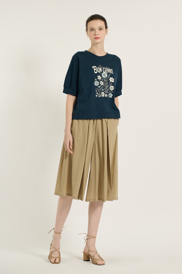 [25SU] BCBG 썸머 플라워 티셔츠는 페트롤, 아이보리, 크림 화이트 색상으로 제공되는 여성용 반소매 티셔츠입니다. 면 소재의 루즈핏 티셔츠로, 라운드넥 디자인에 플리츠 소매 디테일과 입체적인 플라워 패턴이 특징입니다. 얇고 부드러운 촉감으로 여름철 일상복으로 편안하게 착용할 수 있으며, 자연스러운 드레이프와 활동성이 좋은 실루엣을 선사합니다.
