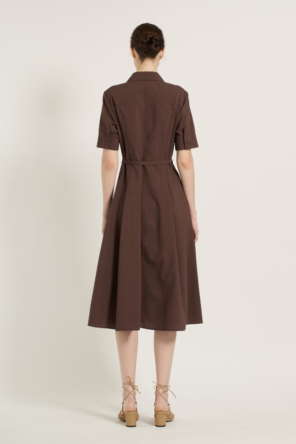 [25SU] 엠보 벨티드 원피스 - BROWN B5B4O62174는 엠보 패턴이 돋보이는 폴리에스터 소재의 브라운 컬러 벨티드 원피스입니다. 허리 벨트와 플레어 스커트 라인이 특징이며, 카라넥 디자인에 반소매 기장으로 여름철 일상복으로 착용하기 좋습니다. 클래식하면서도 엘레강스한 무드를 연출하며, 주머니가 있어 실용성을 더했습니다.
