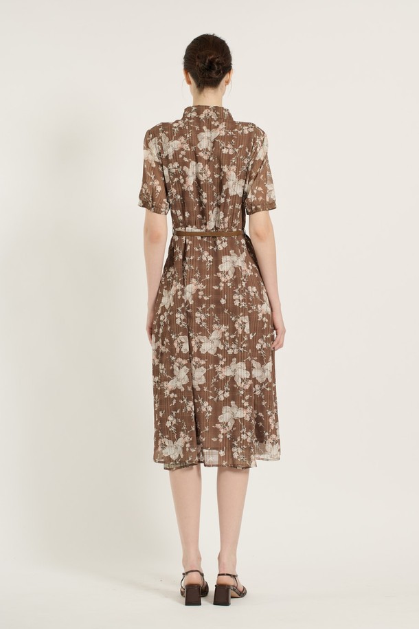 [25SU] 플라워 프린트 체크 원피스는 플라워와 체크 패턴이 조화롭게 어우러진 여성용 A라인 플레어 원피스입니다. 얇고 부드러운 폴리에스터 소재로 제작되어 여름철에도 시원하게 착용할 수 있으며, 슬림핏 디자인과 셔츠칼라, 허리 벨트 디테일이 우아하고 엘레강스한 무드를 연출합니다. 브라운 색상으로 제공되며, 안감이 있어 비침 걱정 없이 일상에서 편안하게 입을 수 있습니다.
