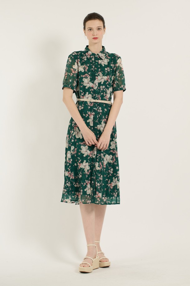 [25SU] 플라워 프린트 체크 원피스는 그린 색상의 플라워, 체크 패턴이 돋보이는 여성용 플레어 원피스입니다. 폴리에스터 소재로 제작되어 가볍고 얇으며, 슬림핏과 반소매 디자인으로 우아하고 클래식한 무드를 연출합니다. 벨트와 안감이 포함되어 있으며, 일상생활에서 편안하게 착용하기 좋은 여름 시즌 아이템입니다.
