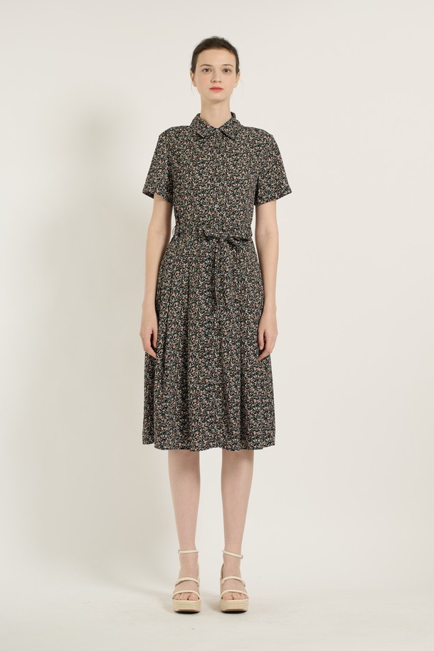 [25SU] 플라워 프린트 원피스는 여성스러운 A라인 핏과 미디 기장으로 우아한 무드를 연출하며, 허리 리본과 버튼 디테일이 포인트입니다. 부드러운 폴리에스터 및 면 혼방 소재에 플라워 패턴이 더해져 일상뿐 아니라 특별한 날에도 돋보이는 스타일을 완성할 수 있습니다. 안감이 있으며, 허리 끈 디테일로 다양한 체형에 잘 어울리는 블랙 색상의 반소매 플라워 프린트 원피스입니다.
