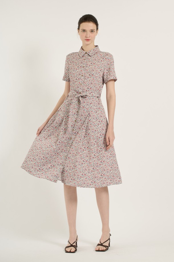 [25SU] 플라워 프린트 원피스는 아이보리 색상의 여성용 플라워 프린트 원피스로, 폴리에스터와 면 소재로 제작되어 부드러운 촉감을 자랑합니다. 로맨틱하고 우아한 무드를 연출하며, 허리 벨트와 버튼 디테일, 안감이 있어 세련된 데일리룩을 완성할 수 있습니다. 칼라 디자인에 반소매로 제작되었으며, 여름에 어울리는 플라워 패턴과 여성스러운 핏이 특징입니다.
