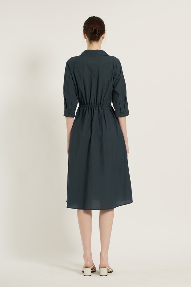 [25SU] 반오픈카라 원피스는 피콕 블루 색상으로, 우아하고 페미닌한 무드를 연출합니다. 부드러운 면, 나일론, 폴리우레탄 혼방 소재로 제작되었으며, 7부 소매와 A라인 핏이 돋보입니다. 허리 벨트가 포함되어 여성스러운 실루엣을 강조하며, 오피스룩, 피크닉, 데일리룩으로 활용하기 좋습니다.
