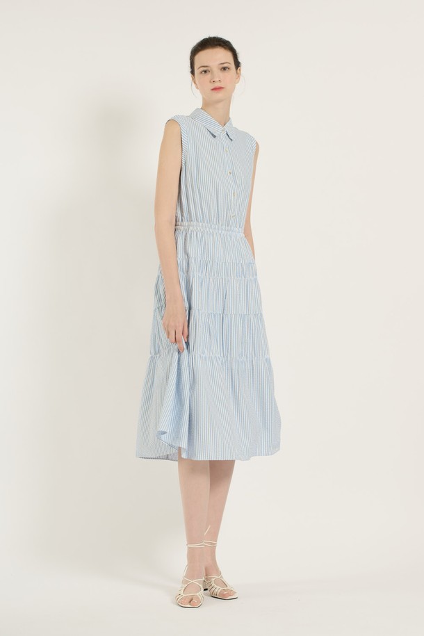 [25SU] 스트라이프 티어드 원피스는 스카이 블루 색상의 스트라이프 패턴이 돋보이는 민소매 티어드 원피스입니다. 레이온, 폴리에스터, 폴리우레탄 혼방 소재로 제작되어 부드러운 촉감과 우수한 통기성을 자랑하며, 안감이 있어 쾌적하게 착용할 수 있습니다. 칼라 디자인에 버튼 디테일이 더해졌으며, 넓게 퍼지는 스커트 라인이 우아하고 페미닌한 무드를 연출합니다.
