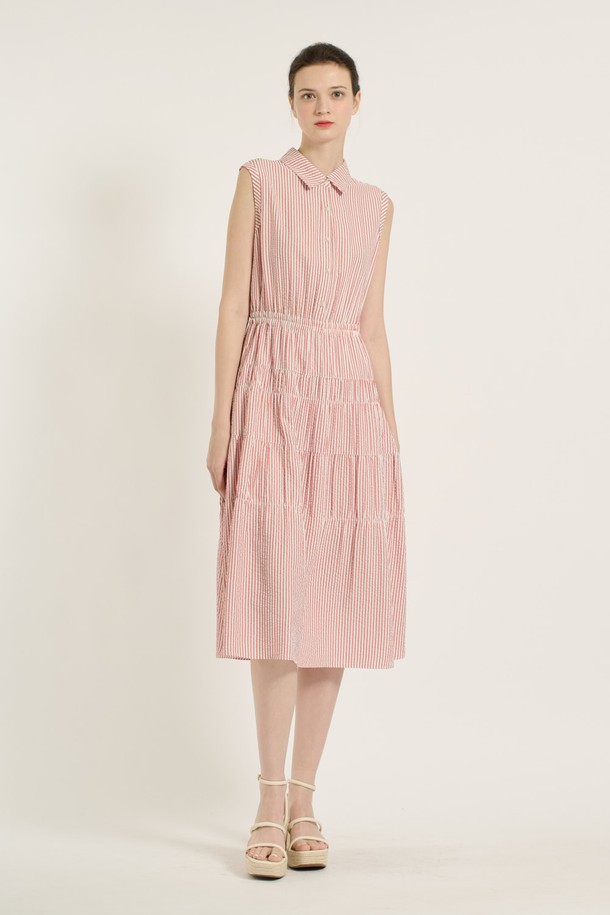 [25SU] 스트라이프 티어드 원피스는 레드 색상의 민소매 원피스로, 스트라이프 패턴과 티어드 치마 디자인이 특징입니다. 얇고 가벼운 레이온, 폴리에스터, 폴리우레탄 혼방 소재로 제작되어 여름철에도 시원하게 착용 가능하며, 허리 밴딩 디테일과 슬림핏으로 여성스러운 실루엣을 연출합니다. 우아하면서도 캐주얼한 스타일을 연출할 수 있는 아이템으로, 안감이 있어 비침 걱정 없이 일상에서 편안하게 입을 수 있습니다.
