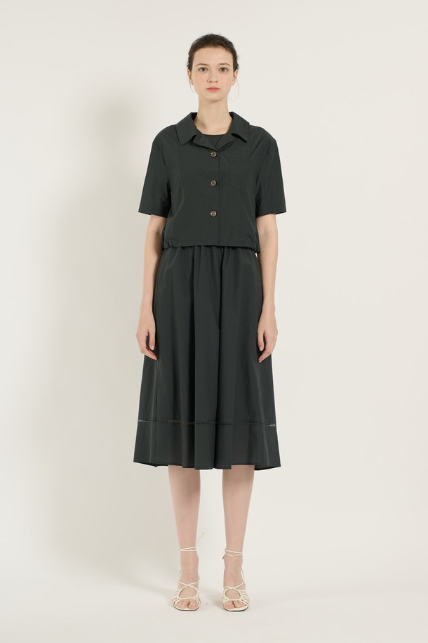 [25SU] 레이어드 원피스는 다크 그린 색상의 세련되고 여성스러운 무드를 연출하며, 봄, 여름 시즌에 일상 및 포멀한 자리에 모두 잘 어울립니다. A라인으로 떨어지는 얇고 부드러운 소재의 레이어드 디자인이 특징이며, 허리 주름, 소매, 밑단 디자인 포인트가 돋보입니다. 나일론, 면, 폴리우레탄, 폴리에스터 혼방 소재로 제작되었고, 안감이 있으며 레귤러핏의 라운드넥 반소매 원피스입니다.
