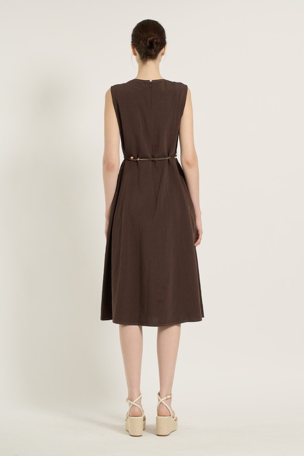 [25SU] 브이넥 민소매 원피스 - BROWN B5B5O64474는 우아하고 심플한 무드를 연출하는 여성용 브이넥 민소매 원피스입니다. 마, 레이온, 폴리에스터 혼방 소재로 시원한 촉감을 제공하며, 슬림핏 디자인과 허리라인 벨트 디테일로 세련된 실루엣을 완성합니다. 무지 패턴의 브라운 색상이며, 안감이 있어 쾌적하게 착용할 수 있는 여름 시즌 데일리 원피스입니다.

