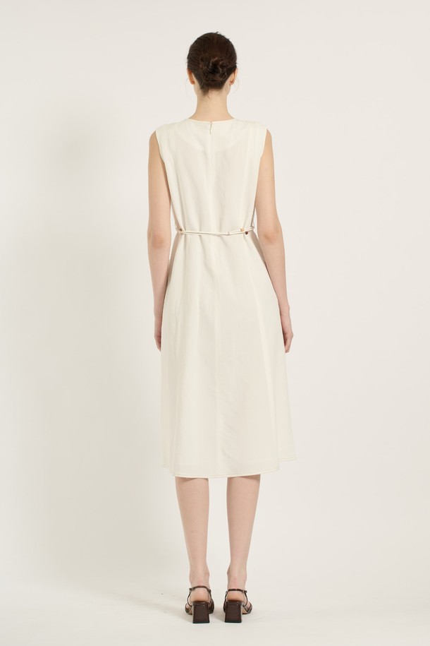 [25SU] 브이넥 민소매 원피스는 화이트 색상의 세련되고 여성스러운 무드를 연출하는 아이템입니다. 가벼운 마, 레이온, 폴리에스터 혼방 소재로 제작되어 얇고 촉감이 좋으며, 브이넥 디자인과 허리 라인 끈 디테일로 포인트를 더했습니다. 깔끔하게 떨어지는 레귤러 핏 라인으로 데일리룩은 물론, 모든 계절에 활용 가능한 활용도 높은 민소매 원피스입니다.
