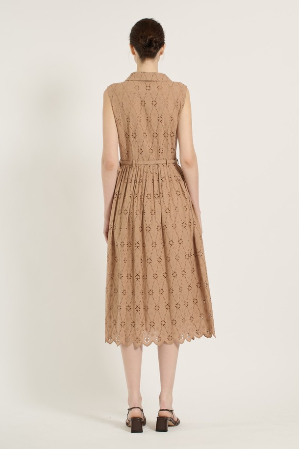 [25SU] 숄카라 턱 디테일 원피스 - M BEIGE B5B5O64572는 부드러운 면 소재의 A라인 플레어 원피스입니다. 숄카라 네크라인과 턱 디테일, 벨트 디테일이 특징이며, 안감이 있어 편안하게 착용할 수 있습니다. 베이지 색상의 민소매 숄카라 원피스로, 우아하고 세련된 무드를 연출하며 일상 또는 데일리룩으로 활용하기 좋습니다.
