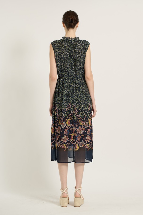 [25SU] 플라워 스트링 원피스 - NAVY는 여성스러운 무드의 데일리룩을 완성해 줄 플라워 스트링 원피스입니다. 네이비 색상 바탕에 플라워 패턴이 돋보이며, 허리 스트링과 스커트 패턴 변화 디테일이 더해져 여성스러운 실루엣을 연출합니다. 폴리에스터 소재로 제작되어 가볍고 시원한 착용감을 제공하며, 구김 방지 기능과 다리가 길어 보이는 길이감이 특징입니다.
