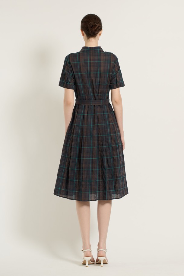 [25SU] 턱 체크 원피스는 시원한 여름을 위한 여성용 캐주얼 원피스입니다. 다크 네이비 컬러의 체크 패턴과 A라인 플레어 치마, 반소매 디자인으로 시원하고 여성스러운 분위기를 연출합니다. 얇은 두께와 루즈핏으로 편안한 착용감을 선사하며, 칼라 네크라인과 턱 디테일이 특징입니다.
