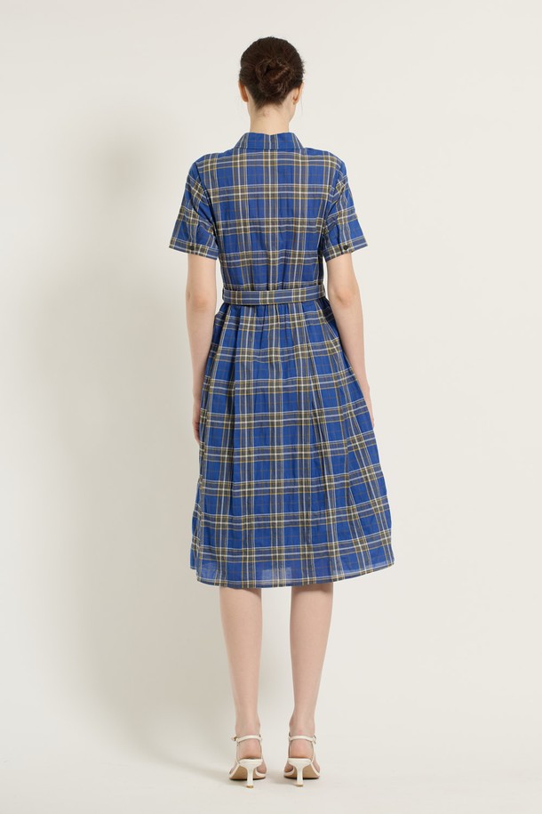 여성스러운 매력을 더해줄 [25SU] 턱 체크 원피스 - DARK BLUE B5B4O62754입니다. 다크 블루 컬러의 체크 패턴과 셔츠 칼라 디자인이 캐주얼하면서도 세련된 분위기를 연출합니다. A라인 플레어 치마와 루즈핏으로 편안한 착용감을 선사하며, 벨트 디테일로 허리 라인을 강조하여 더욱 돋보이는 실루엣을 완성합니다. 여름철 일상에서 시원하게 즐길 수 있는 반소매 원피스입니다.
