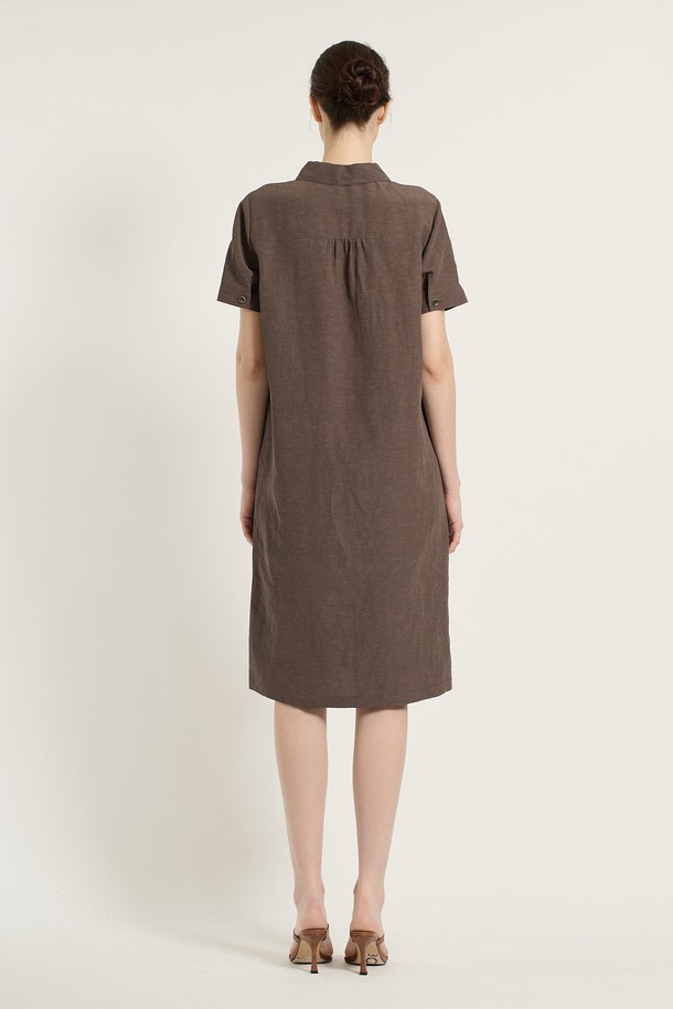 [25SU] 베이직 반오픈 원피스는 부드러운 촉감과 시원한 착용감을 선사하는 여름 여성 원피스입니다. 마, 레이온, 폴리에스터 혼방 소재로 제작되었으며, 깔끔한 카라넥과 단추, 실용적인 포켓 디테일이 돋보입니다. 레귤러핏에 반소매 기장, 무지 패턴으로 베이직한 스타일을 연출하며, 브라운과 피콕 블루 두 가지 색상으로 만나볼 수 있습니다.
