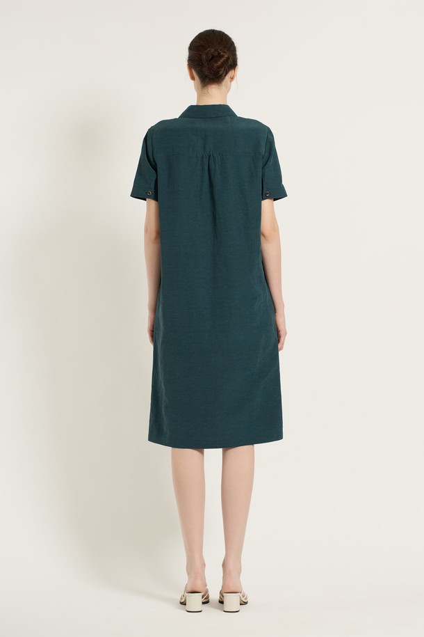 [25SU] 베이직 반오픈 원피스는 시원한 여름을 위한 여성 의류로, 세련된 디자인과 편안한 착용감을 선사합니다. 마, 레이온, 폴리에스터 혼방 소재에 자연스러운 핏과 반오픈 네크라인, 단추 디테일이 더해져 간결하면서도 멋스러운 스타일을 연출합니다. PEACOCK BLUE와 BROWN 두 가지 컬러로 제공되며, 안감이 있어 비침 걱정 없이 착용할 수 있습니다.
