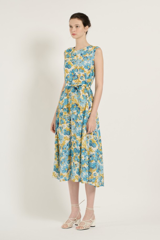 [25SU] 플라워 아사 원피스는 시원한 착용감의 아사 원단을 사용하여 여름철에도 쾌적하게 입을 수 있는 여성용 원피스입니다. 우아하고 화려한 플라워 패턴과 A라인 플레어 치마, 그리고 여유로운 핏으로 편안하면서도 여성스러운 실루엣을 연출합니다. 라운드넥 민소매 디자인에 벨트가 포함되어 있어 다양한 스타일링이 가능하며, 부드러운 촉감과 얇은 두께로 시원하게 즐길 수 있습니다.
