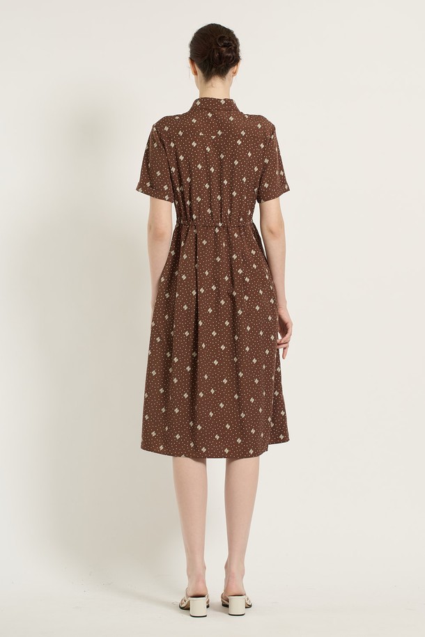 [25SU] 프린트 스트링 원피스 - BROWN B5B5O63974는 여성용 셔츠형 원피스로, 여름 계절에 어울리는 얇은 두께감과 A라인 플레어 치마핏을 갖췄습니다. 브라운 컬러 바탕에 도트 패턴 프린트가 돋보이며, 반소매 디자인과 허리 스트링으로 캐주얼한 무드를 연출합니다. 카라 네크라인과 레귤러핏으로 편안하게 착용할 수 있습니다.
