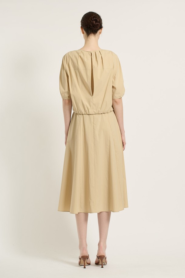 여성스러운 실루엣을 연출하는 [25SU] 2IN1 원피스입니다. 베이직한 디자인에 여성스러운 A라인 플레어 스커트, 반소매, 라운드넥으로 편안하게 착용 가능합니다. 얇은 두께감과 시원한 베이지 컬러, 플리츠 디테일이 더해져 여름철 데일리룩으로 활용하기 좋습니다.
