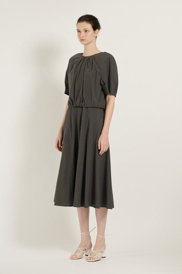 [25SU] 2IN1 원피스는 여성스러운 실루엣을 연출하는 2IN1 디자인의 여름 원피스입니다. 부드러운 그레이 컬러에 A라인 플레어 치마가 더해져 미니멀하면서도 베이직한 스타일을 완성합니다. 라운드넥에 반소매, 얇은 두께감과 주름 디테일로 시원하고 편안하게 착용할 수 있습니다.
