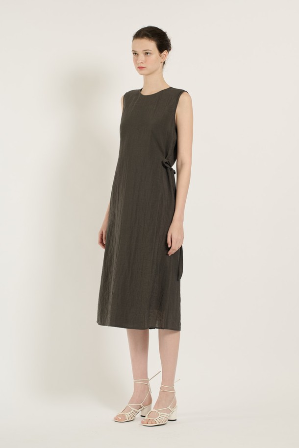 [25SU] 다크 그레이 랩 원피스는 부드럽고 시원한 레이온, 나일론, 마 혼방 소재로 제작되어 여름철에도 편안하게 착용할 수 있습니다. 슬림 핏 라운드넥 디자인에 허리 슬림 디자인과 옆 매듭 장식이 더해져 세련되고 우아한 분위기를 연출하며, 랩 스타일 치마가 여성스러운 실루엣을 강조합니다. 민소매 디자인과 캠 디테일이 시원함을 더하고, 안감(폴리에스터)으로 편안한 착용감을 선사하여 일상 또는 특별한 날 모두 활용하기 좋습니다.
