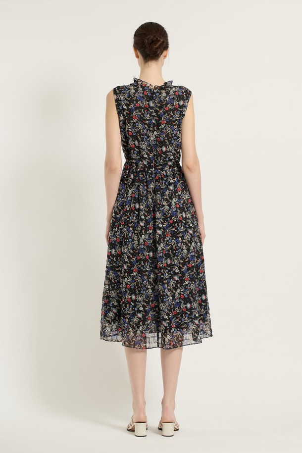 [25SU] 플라워 엠보 민소매 원피스는 여성스러운 스타일을 연출해주는 여름용 원피스입니다. 부드러운 폴리에스터 소재에 엠보 플라워 패턴이 돋보이며, 슬림핏과 브이넥 디자인으로 여성스러운 실루엣을 강조합니다. 허리 라인을 잡아주고 밑단 플레어로 여성스러움을 더하며, 시원한 착용감을 선사합니다.
