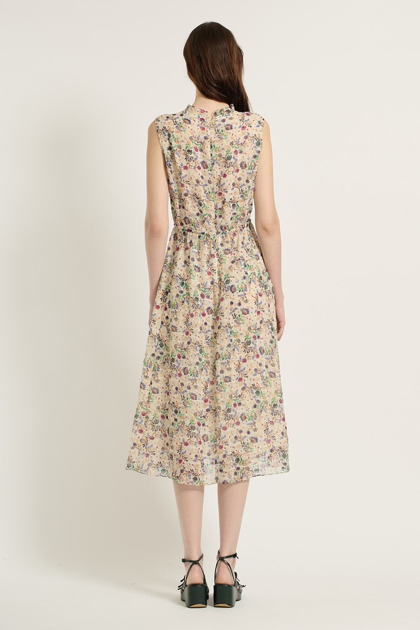 [25SU] 플라워 엠보 민소매원피스는 가볍고 시원한 폴리에스터 소재로 제작되어 여름철에도 쾌적하게 착용할 수 있습니다. 우아하고 엘레강스한 분위기를 연출하는 A라인 플레어 핏의 민소매 원피스로, 허리 주름 디테일과 넉넉한 스커트 길이가 여성스러운 실루엣을 완성합니다. 엠보 플라워 패턴과 부드러운 촉감, 라운드넥 디자인으로 편안하면서도 세련된 스타일을 연출하며, LIGHT BEIGE와 BLACK 두 가지 색상으로 제공됩니다.
