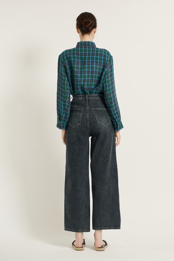 [25FA] 와이드 데님 팬츠 - DARK BLUE B5C7G37295는 데일리 및 캐주얼 스타일을 위한 여성용 데님 팬츠입니다. 면, 폴리에스터, 폴리우레탄 혼방 소재로 제작되었으며, 다크 블루 컬러의 무지 패턴, 긴 기장의 와이드핏으로 편안한 착용감을 선사합니다. 하이웨이스트 디자인과 깔끔한 스티치 디테일, 넉넉한 실루엣으로 가을 시즌에 활용하기 좋은 베이직하고 캐주얼한 아이템입니다.
