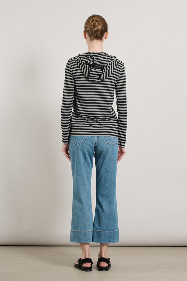 "[25FA] 스트라이프 후드 져지 - LIGHT M GRAY"는 가을에 어울리는 여성용 후드 티셔츠입니다. 캐주얼, 클래식, 미니멀 스타일을 모두 아우르는 디자인으로 가을 나들이룩이나 집콕룩에 적합합니다. 부드러운 촉감의 라이트 M 그레이 컬러에 스트라이프 패턴이 더해져 세련된 느낌을 줍니다. 레이온, 아크릴, 캐시미어, 폴리우레탄, 모, 견 등의 고급 소재 혼방으로 제작되어 편안하면서도 고급스러운 착용감을 선사합니다. 후드 조임끈과 소매, 밑단의 깔끔한 마감 처리로 완성도를 높였습니다.
