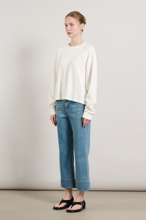 [25FA] 맨투맨 라운드 져지 - SNOW WHITE (스노우 화이트) A5F7X40711는 여성용 상의 맨투맨입니다. 가을, 겨울 데일리룩과 가을 나들이룩에 적합하며, 베이직하고 미니멀한 스타일을 연출합니다. 면 90%와 나일론 10% 혼방 소재로 제작되어 부드러운 촉감을 자랑하며, 레귤러핏 라운드넥 디자인입니다. 긴 소매 기장과 손목 및 허리 부분 마감 처리가 특징이며, 일상복으로 편안하게 착용할 수 있습니다.
