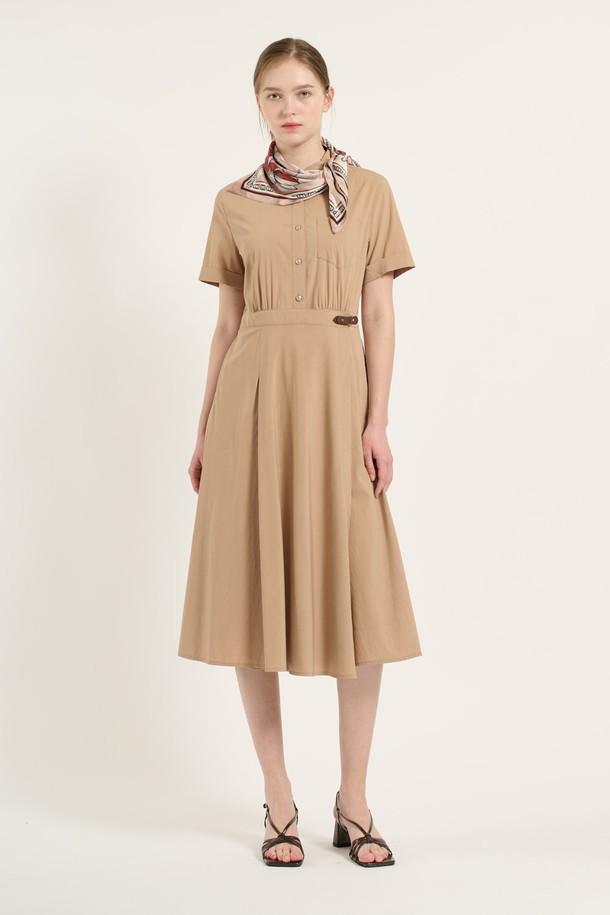 [25SU] 셔츠형 랩원피스는 다크 베이지 및 다크 그레이 컬러로 출시된 여성용 셔츠형 원피스입니다. 레이온, 나일론, 폴리우레탄, 폴리에스터 혼방 소재로 제작되어 부드러운 촉감과 얇은 두께감으로 여름철 데일리 및 포멀룩에 적합합니다. A라인 핏, 셔츠칼라, 반소매 디자인에 벨트, 주름, 소매 버튼, 서스펜더 디테일을 더해 클래식하면서도 모던한 스타일을 연출합니다.
