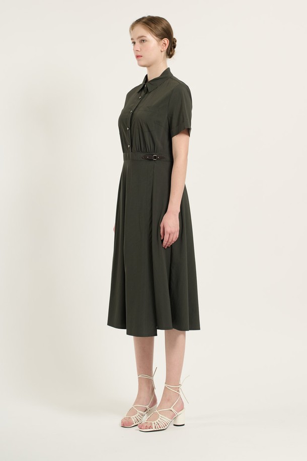 [25SU] 셔츠형 랩 원피스는 다크 그레이와 다크 베이지 두 가지 색상으로 출시된 여성용 여름 원피스입니다. 부드러운 촉감의 레이온, 나일론, 폴리우레탄, 폴리에스터 혼방 소재로 제작되었으며, 셔츠 칼라, 반소매, 허리 라인 강조, 랩 스타일, 버튼 및 포켓 디테일이 특징입니다. A라인 핏에 안감이 있어 시크하고 캐주얼하며 우아한 스타일을 연출할 수 있습니다.
