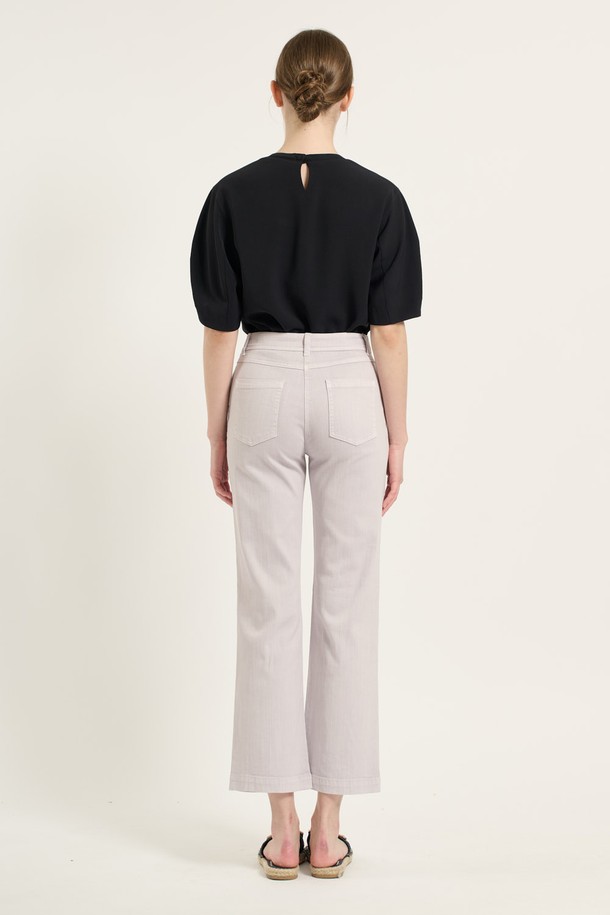 [25SU] 파스텔 컬러워싱 데님팬츠 - LIGHT VIOLET은 여름 시즌을 위한 여성 데님팬츠입니다. 라이트 바이올렛과 올리브 두 가지 컬러로 출시되었으며, 유니크하면서도 세련된 스타일을 연출합니다. 크롭 기장의 스트레이트 핏으로 제작되었으며, 부드러운 촉감과 뛰어난 탄력성으로 편안한 착용감을 제공합니다. 워싱 디테일이 돋보이며 높은 활용도를 자랑합니다.
