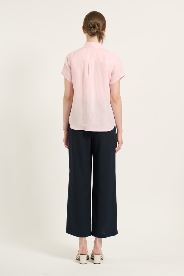 [25SU] 린넨 캡소매 셔츠 - LIGHT PINK는 시원한 린넨과 면 혼방 소재로 제작되어 여름철 데일리룩에 적합합니다. 부드러운 촉감과 얇은 두께감으로 편안한 착용감을 선사하며, 캡소매 디자인과 베이직한 스타일이 특징입니다. 단독 착용은 물론 레이어드 스타일링까지 가능하며, 셔츠칼라와 버튼 디테일로 포인트를 더했습니다.
