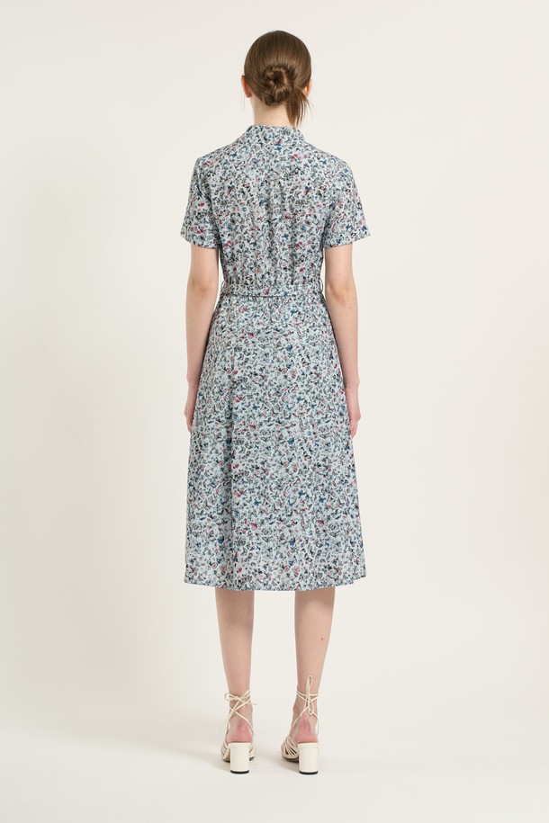 [25SU] M BLUE 플라워 프린트 핏앤플레어 원피스는 시원한 여름을 위한 여성스러운 플레어 원피스입니다. 부드러운 폴리에스터 소재와 안감 처리로 편안한 착용감을 선사하며, 허리 스트랩으로 핏을 조절하여 우아한 실루엣을 연출할 수 있습니다. 카라 네크라인과 반소매 디자인, 플라워 패턴이 어우러져 데일리룩은 물론 특별한 날에도 돋보이는 스타일을 완성합니다.
