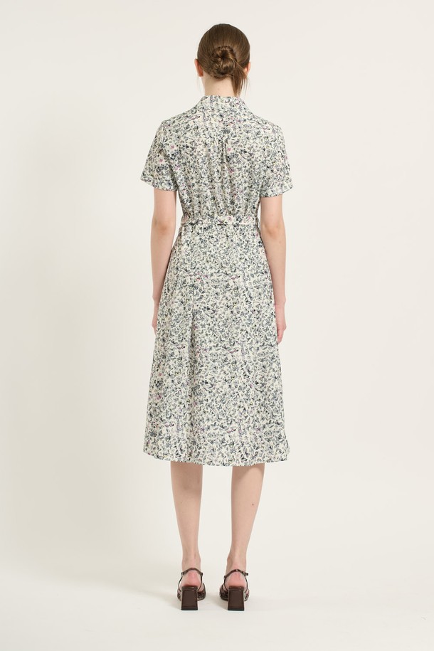 아이보리 컬러의 [25SU] 프린트 핏앤플레어 원피스는 부드러운 폴리에스터 소재로 제작되어 편안한 착용감을 선사합니다. 허리 벨트 디테일과 허리선 스트링으로 우아한 실루엣을 연출하며, 소매와 스커트의 플레어 디테일이 여성스러운 매력을 더합니다. 데일리룩은 물론 특별한 날에도 돋보이는 스타일을 완성해보세요.
